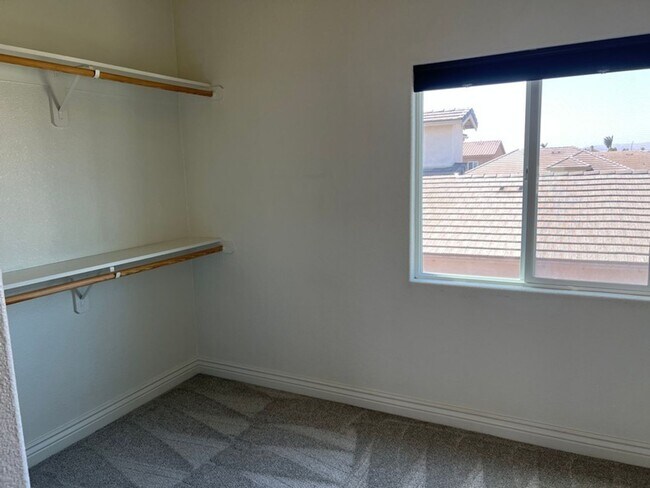 Building Photo - Like New Spacious Home in Gated Community
