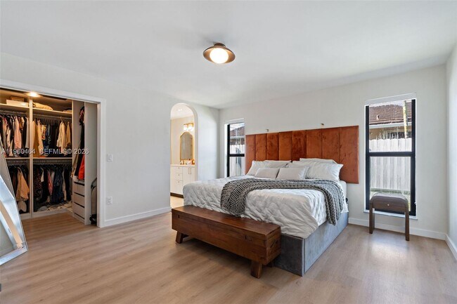 Building Photo - 6246 SW 10th St