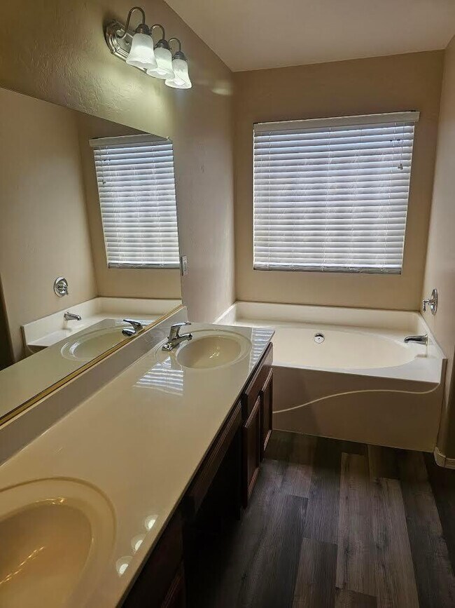 Building Photo - 586 W Cobblestone Ct