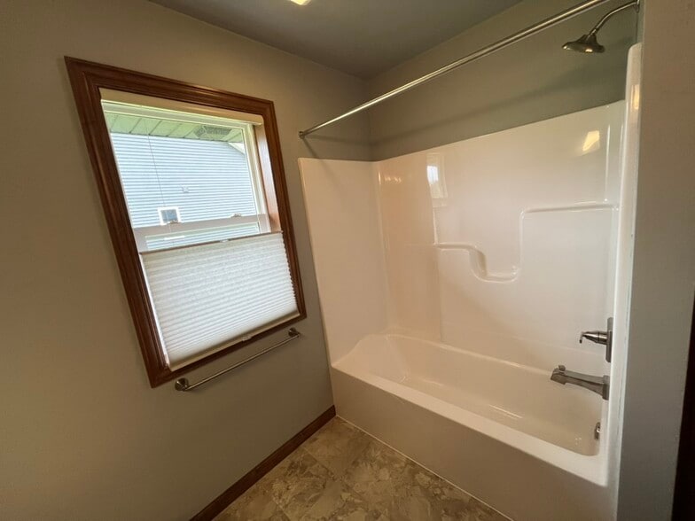 bath-tub - 1454 Chickory Ct