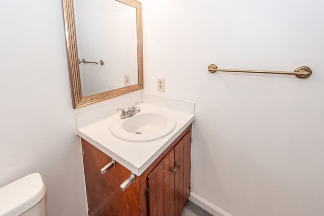 Building Photo - 2 Bedroom, 1.5 Bathroom Townhome - Summerville