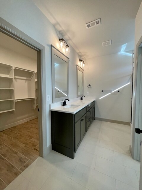 Building Photo - 912 Cook St