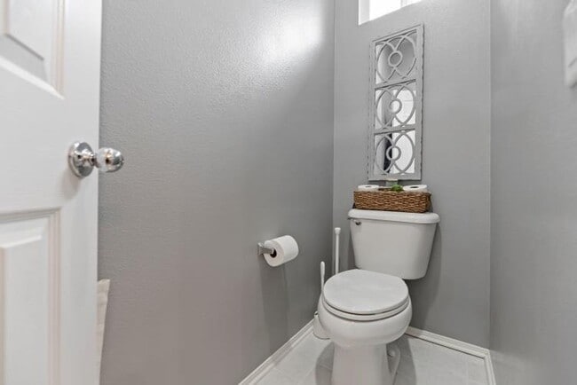 Building Photo - Beautiful 3 bedroom townhouse available fo...