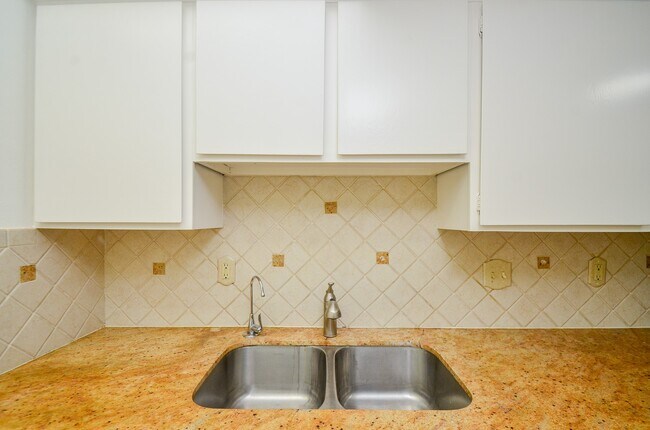 Building Photo - 2100 Tanglewilde St