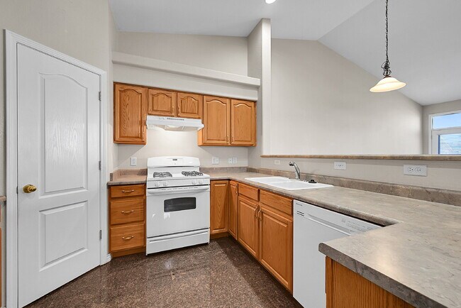 Building Photo - $2,095.00, 3-bed + Bonus room, 2.5 bath, l...