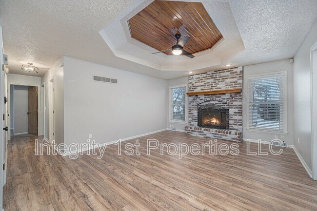 Building Photo - 6410 NW Hilldale Dr