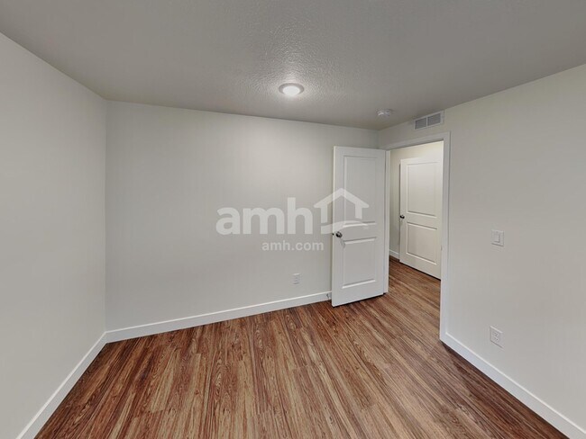 Building Photo - 8944 Royal Ln