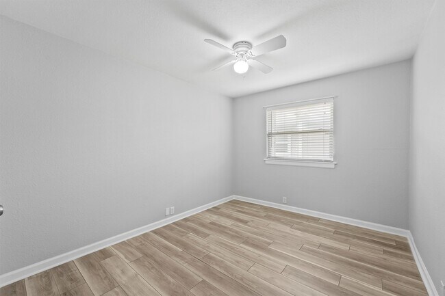 Building Photo - 424 15th St