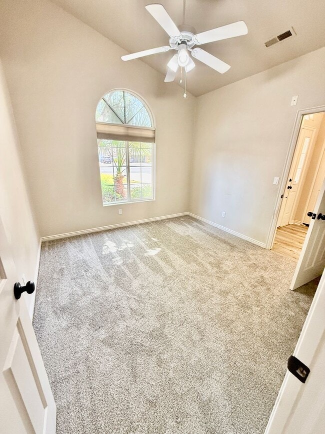Building Photo - Great Find in Royal Oaks!