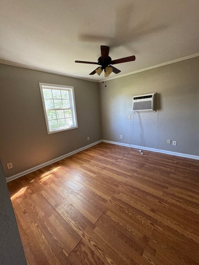Building Photo - 1 Bed / 1 Bath in Bono Available Now