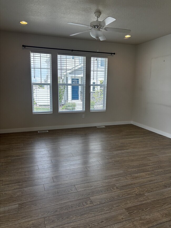 Building Photo - Convenient location