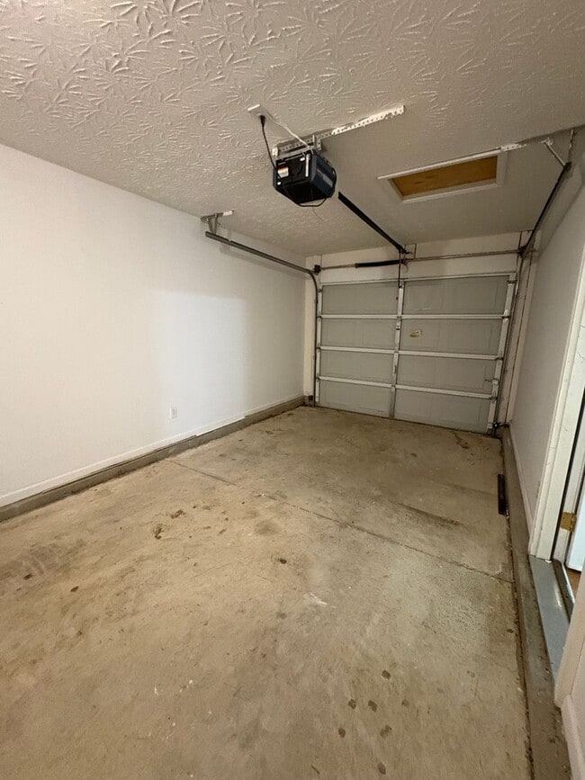 Building Photo - WOW! 3 bedroom/2 bath with garage.