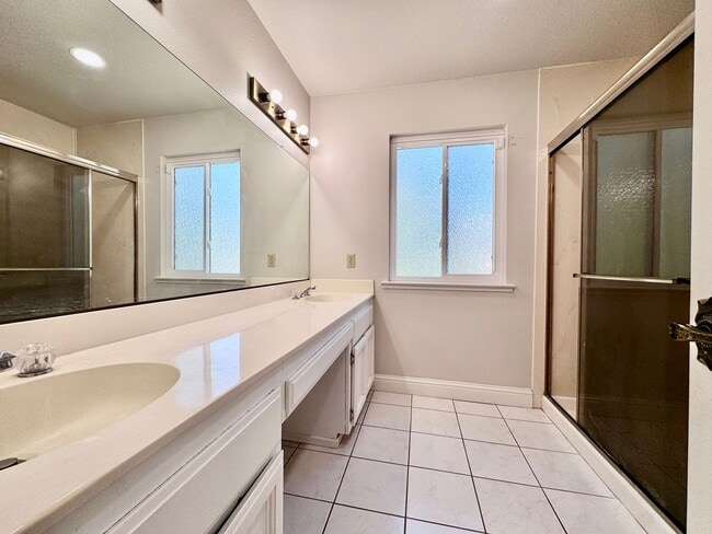 Building Photo - NOW AVAILABLE - 4 BED, 3 BATH, 2 CAR GARAG...