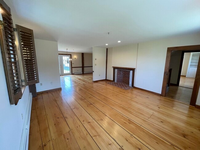 Building Photo - 454 Main St