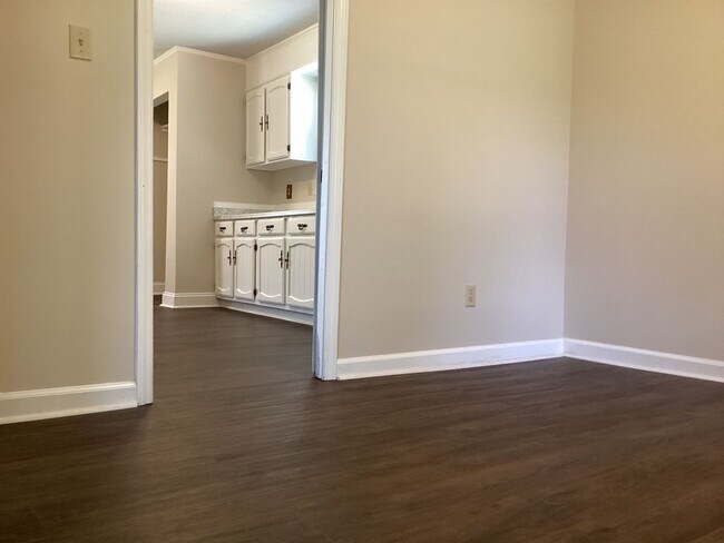 Building Photo - Lovely 3-Bedroom, 2-Bathroom Ranch