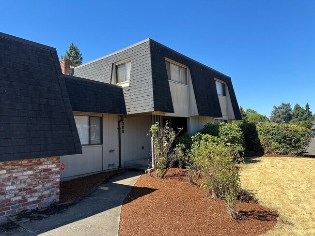 Building Photo - Large 3 bedroom 2.5 bath duplex with a gar...
