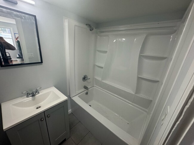 Building Photo - 106 E 5th St