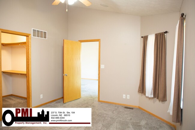 Building Photo - 3 Bedroom and 3 Bathroom Duplex. Available...