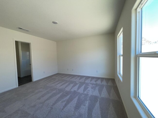Building Photo - BHCRENT.COM 3 bed 2 bath 2 car garage, gat...