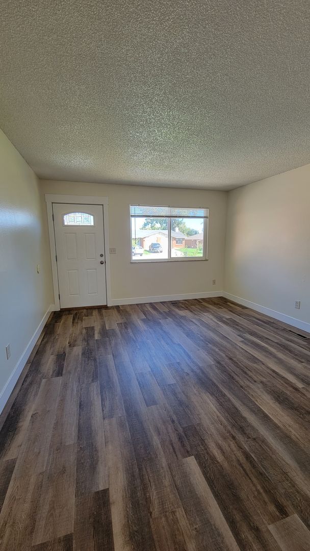 Building Photo - 2 Bdrm Duplex