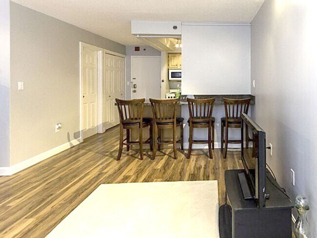 Building Photo - Spacious Studio Apartment with Stunning Vi...