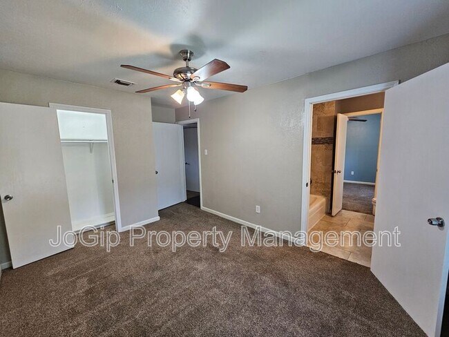Building Photo - 216 Wesley Dr