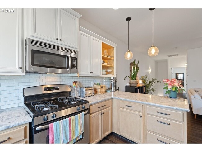 Building Photo - Spacious 3 Bedroom Townhome with Stainless Steel Appliances, Attached Garage & Open Layout