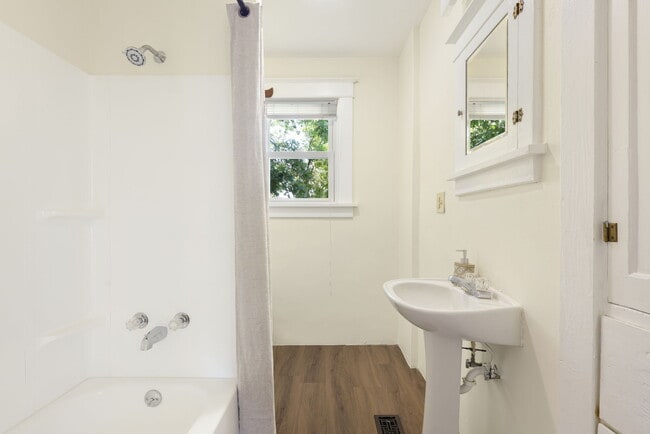 Building Photo - 401 S Buchanan St