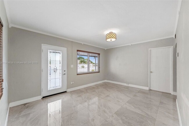 Building Photo - 810 E 9th Pl