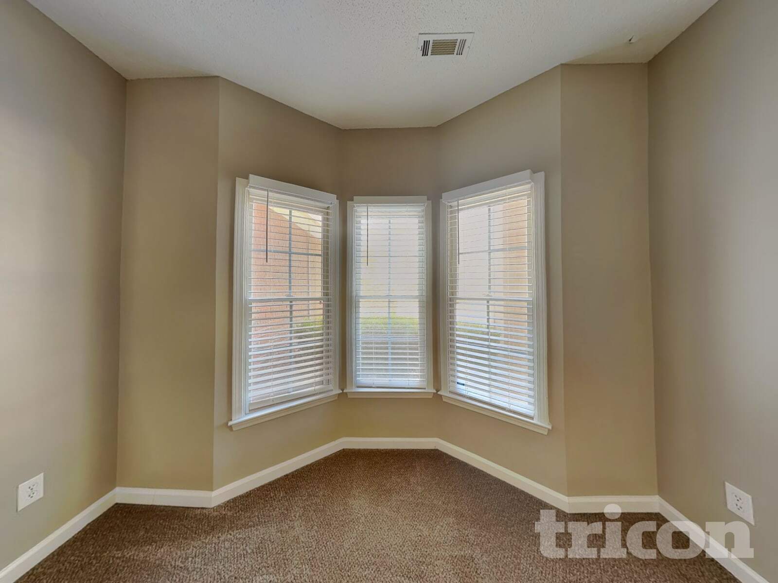 Building Photo - 112 Falling Waters Dr