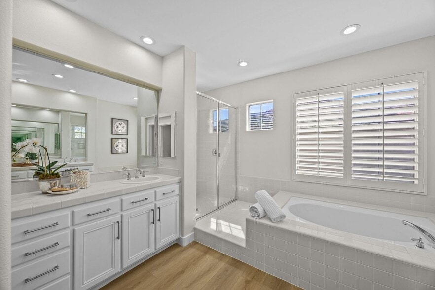 Building Photo - 12 Calais