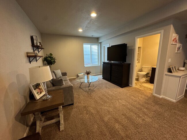 Building Photo - 3 Bedroom, 4 Bathroom Home on a Corner Lot...