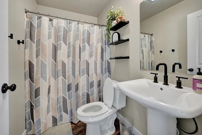 Building Photo - Near brand new 3 bd/2 bth home in quiet neighborhood! Turf backyard w/ pergola! All appliances! 1...