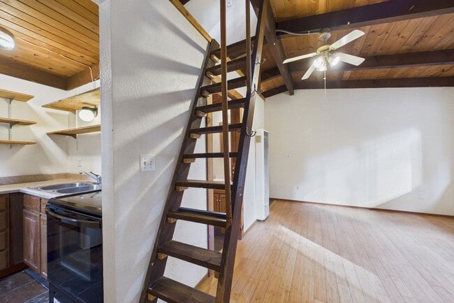 Building Photo - 2910 Greenbriar Ln