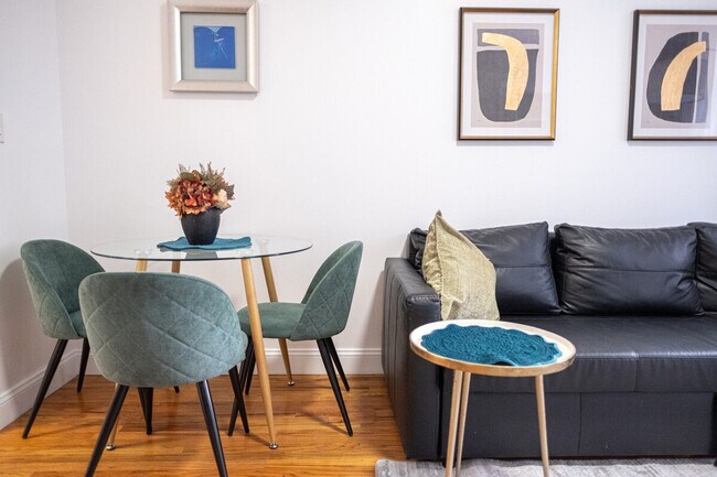 Building Photo - 305 E 95th St