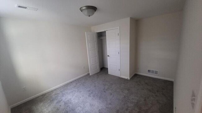 Building Photo - Newly constructed Maintenance provided 3 bed 2.5 bath