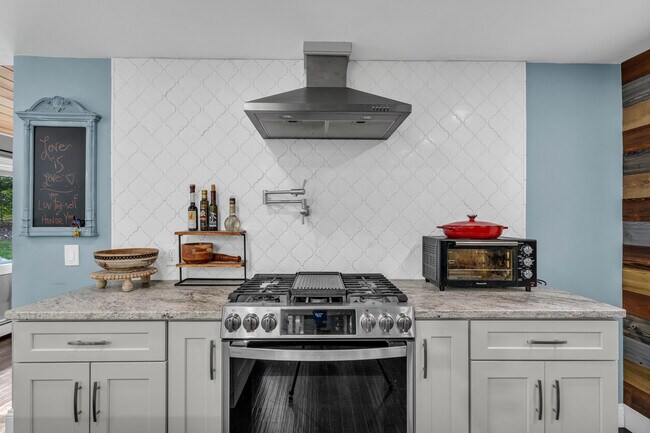 Building Photo - 32 Twin Bridge Rd