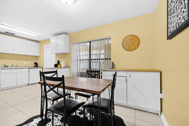 Building Photo - 1700 SW 16th Ct