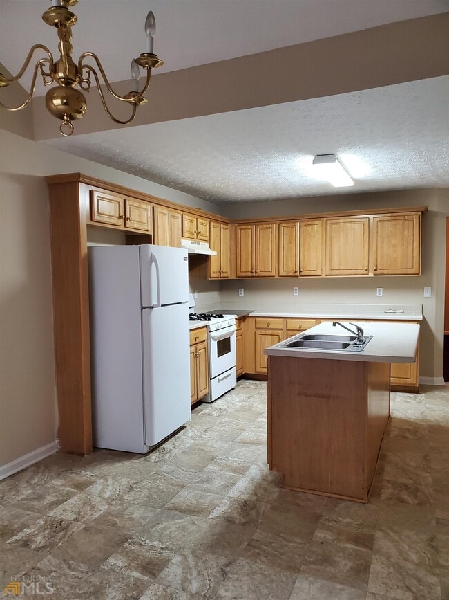 Building Photo - 9555 Lakeview Cir