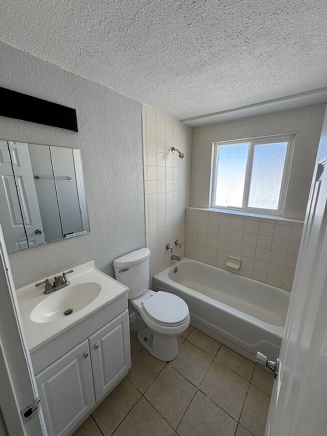 Building Photo - Amazing 2 Bedroom 1 Bathroom Apartment!! L...