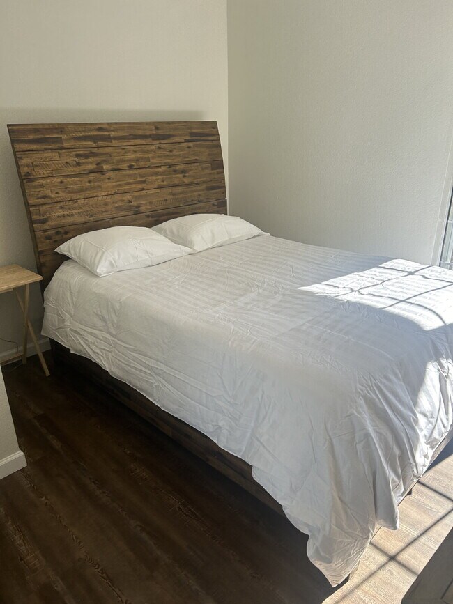 Building Photo - 2 bedroom downtown condo next to the Hospi...