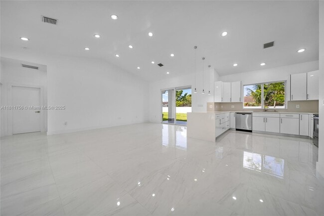 Building Photo - 15640 NW 39th Ct