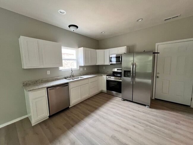 Building Photo - 1/2 Off First months Rent!!!  4 bedroom 2 bath Bolivar MO