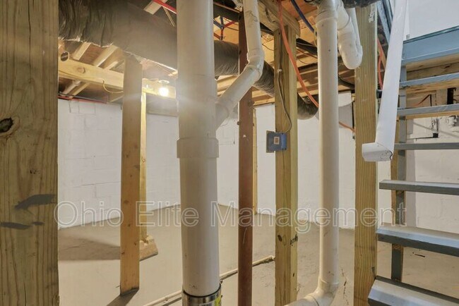 Building Photo - 341 E Markison Ave