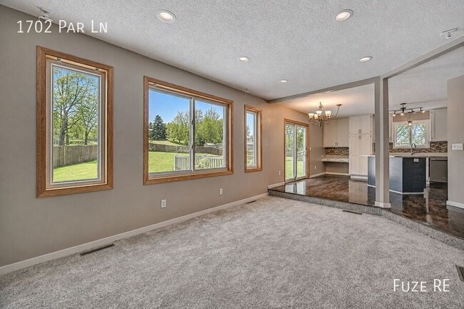 Building Photo - 1702 Par Ln