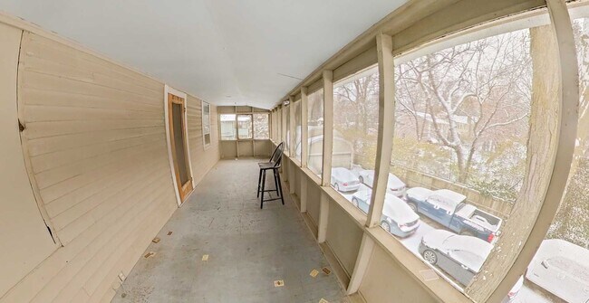 Building Photo - Large House with 2 Kitchens & 2 Living Rooms + Off-Street Parking! Available August 1st!