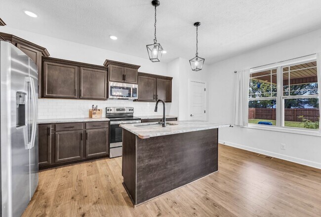 Building Photo - Pet Friendly Three Bedroom!