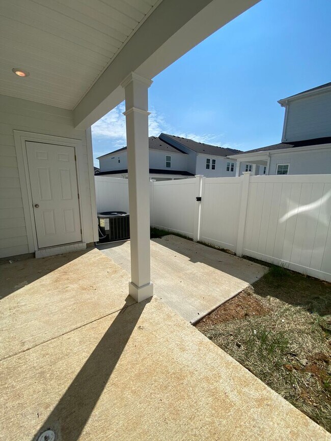 Building Photo - Like New Luxury Townhome! 3 BR, 2.5 BA, 1 Car Garage, Pool, Dog Park, and More!