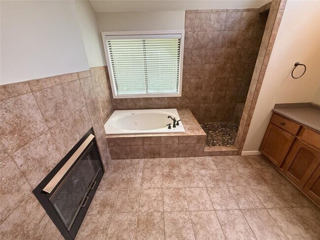 Building Photo - 290 Sweetwater Trce