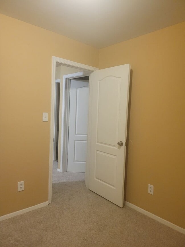 Building Photo - 4 bedroom, 1.5 bathrooms townhouse